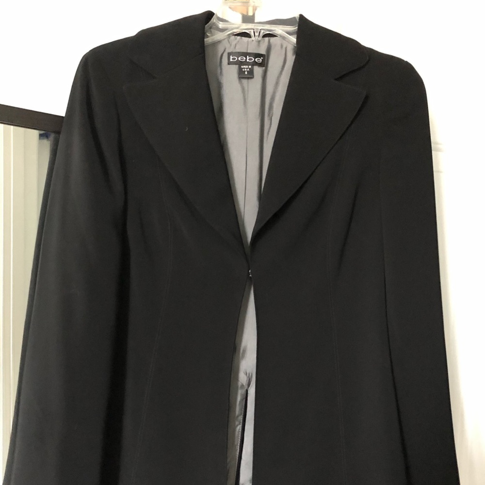 Black collared clasp-front blazer